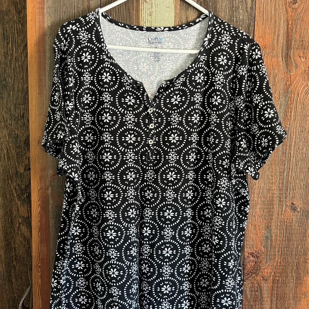 Croft & Barrow Black and White Blouse with Geometric Pattern